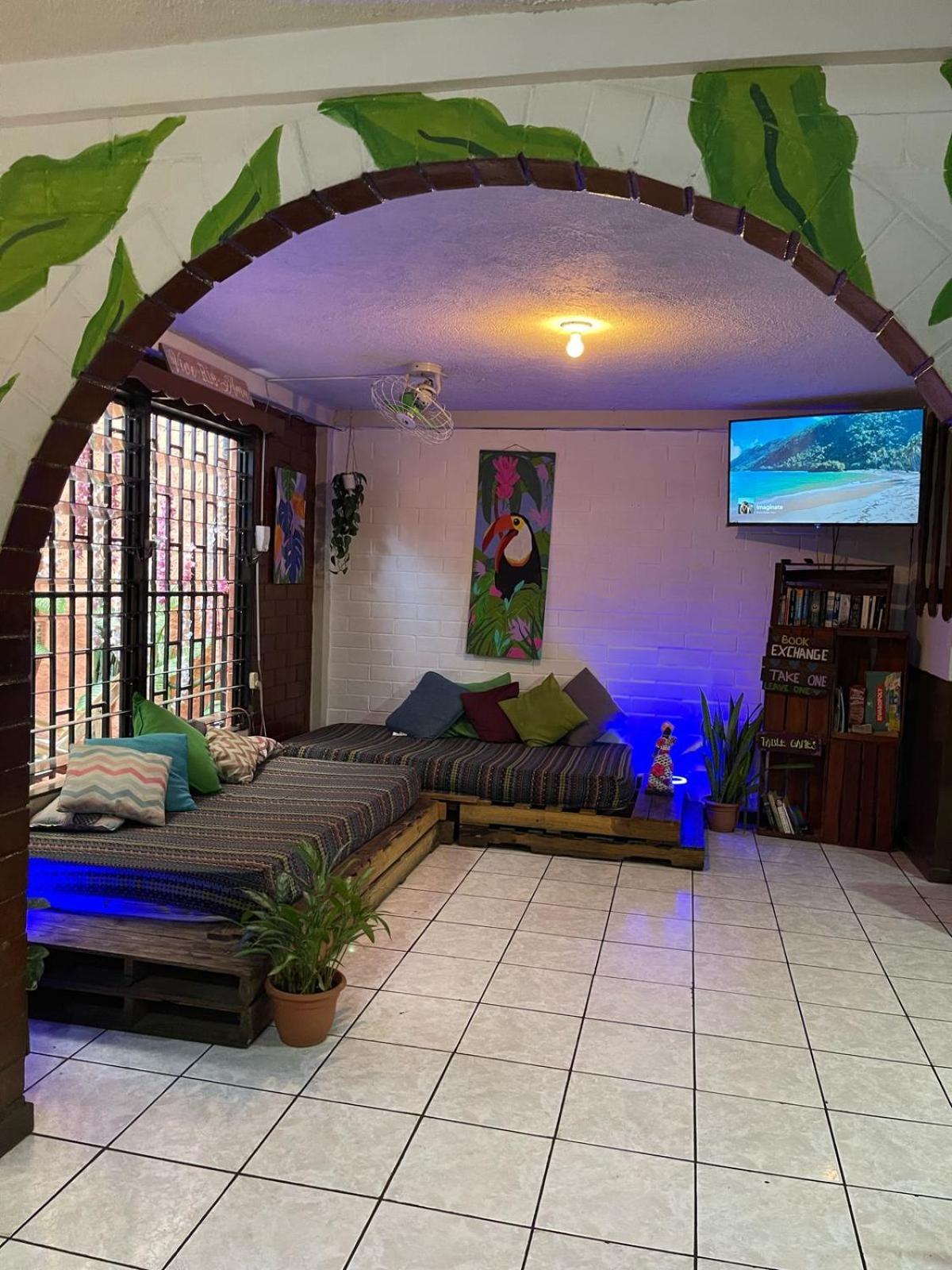 Pool House Hostel Santa Ana Exterior photo